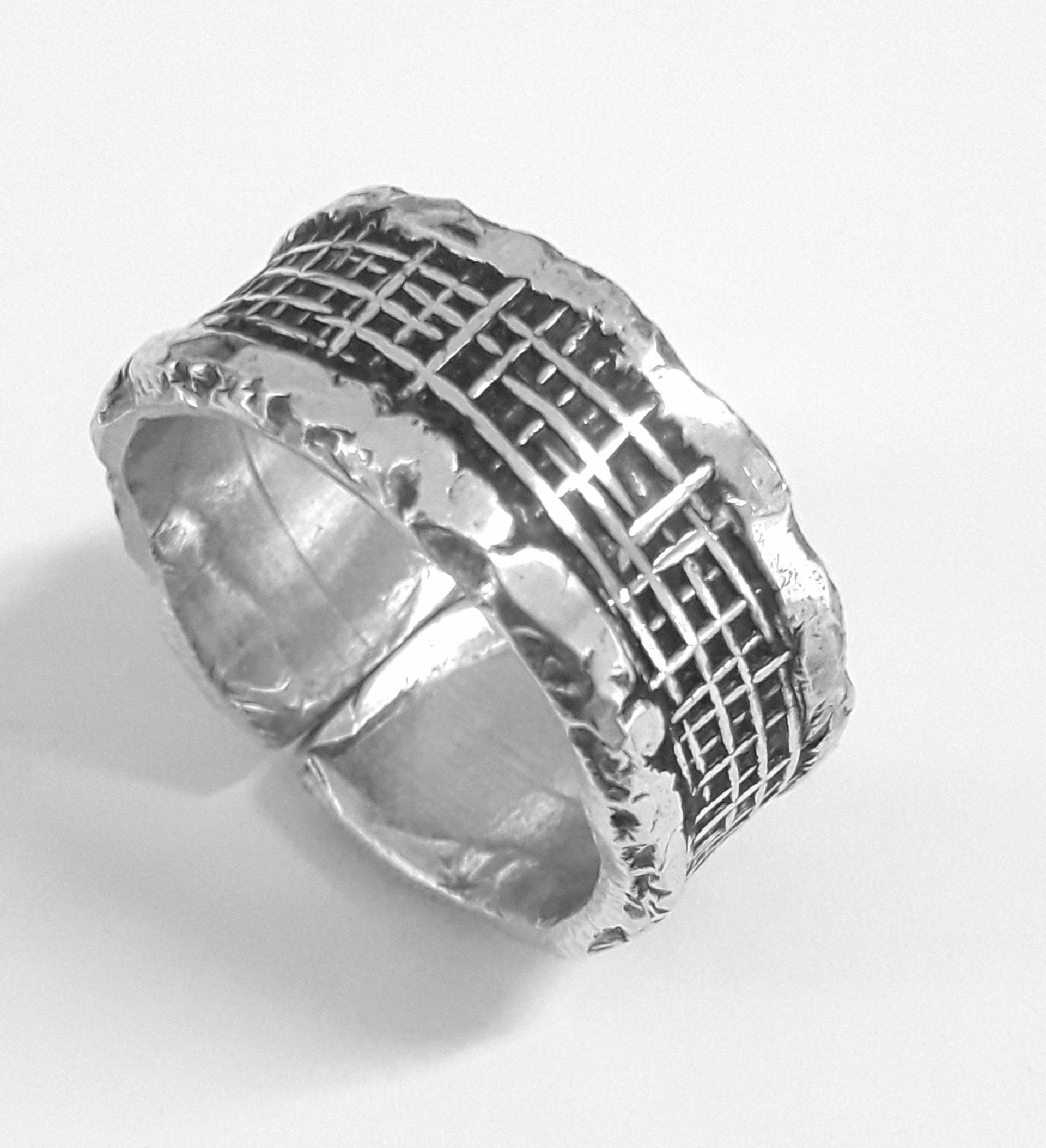 Aluminium-Band-Ring Mit Geschwärzten Jute-Beutel Weben, Polieren Gehämmerten Rand Und Benutzerdefinierter Text von 13AlGioielli