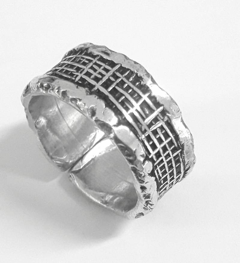 Aluminium-Band-Ring Mit Geschwärzten Jute-Beutel Weben, Polieren Gehämmerten Rand Und Benutzerdefinierter Text Aluminium-Band-Ring Mit Geschwärzten Jute-Beutel Weben, Polieren Gehämmerten Rand Und Benutzerdefinierter Text von 13AlGioielli