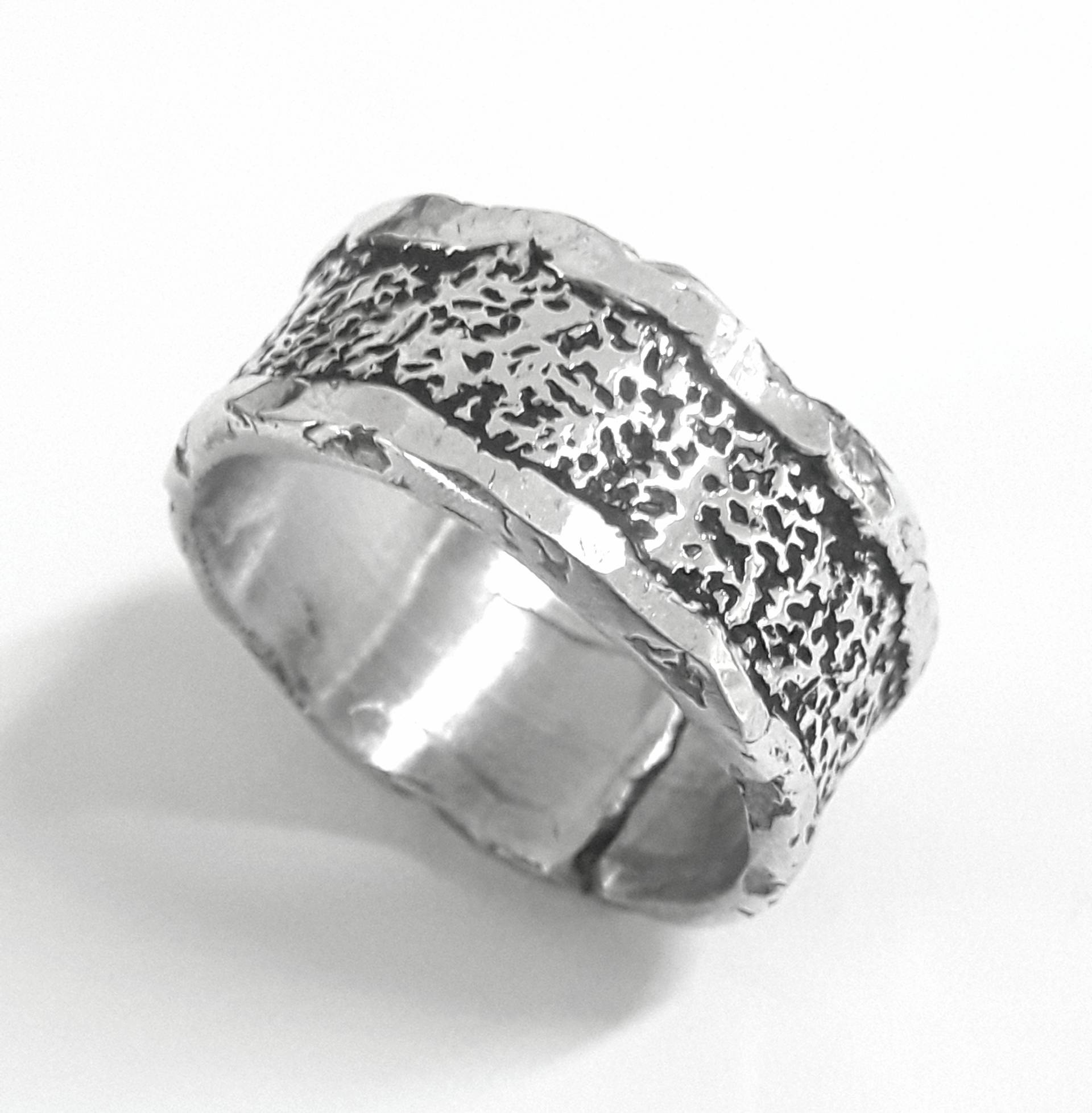 Aluminium-Band-Ring Mit Geschwärzten Orangenschalenkopf, Politur Gehämmerter Kante Und Benutzerdefiniertem Text von 13AlGioielli