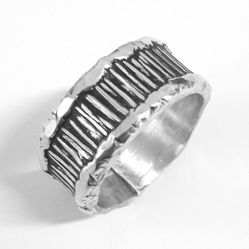 Aluminium-Band-Ring Mit Geschwärzten Parallelen Linie Textur, Polieren Gehämmerten Rahmen Und Benutzerdefinierter Text Aluminium-Band-Ring Mit Geschwärzten Parallelen Linie Textur, Polieren Gehämmerten Rahmen Und Benutzerdefinierter Text von 13AlGioielli
