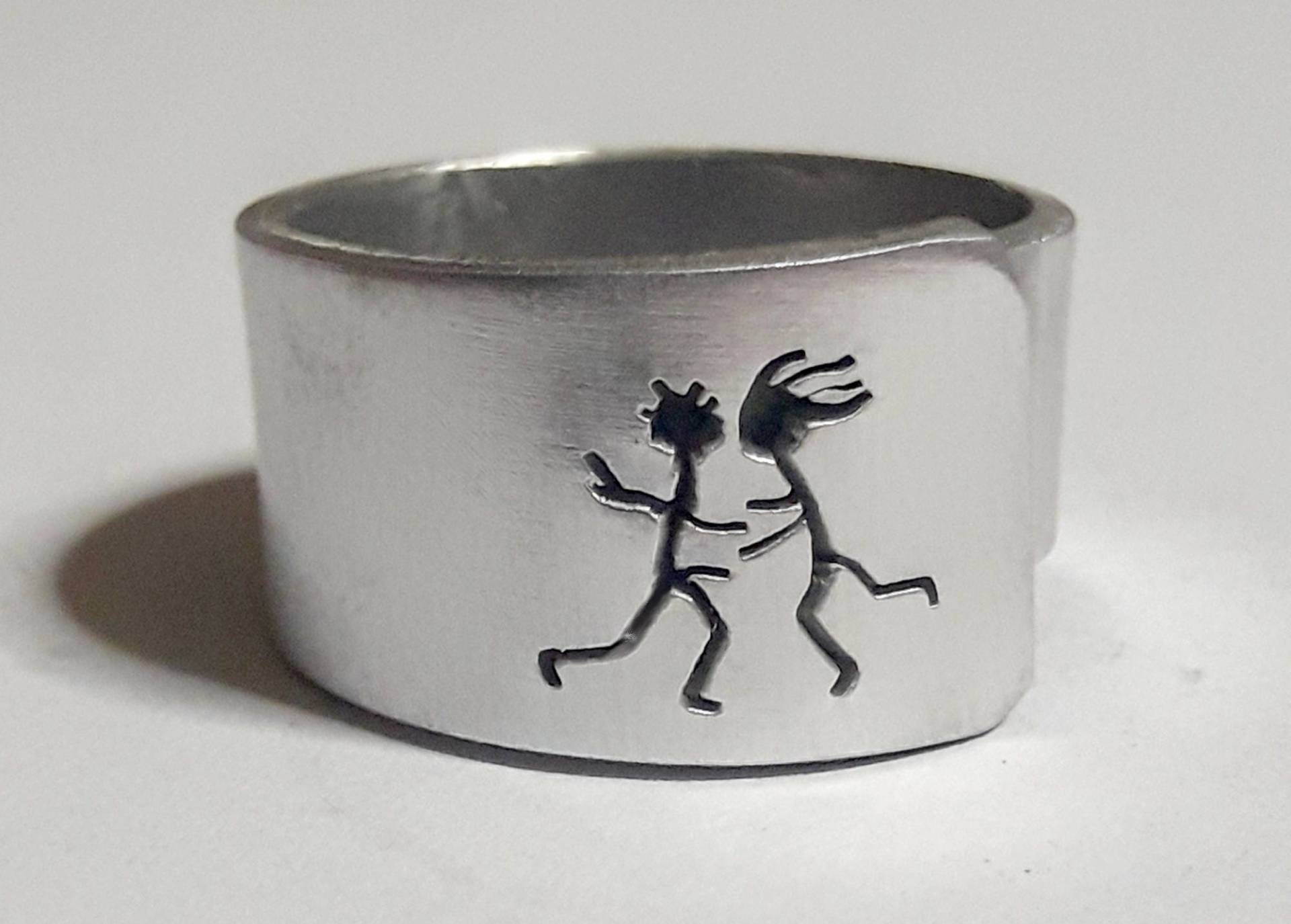 Aluminium-Band-Ring Mit Handgebohrten Design, Von Männern Und Frauen Umarmen, Küssen; Text Innen/Außen Eingraviert Aluminium-Band-Ring Mit Handgebohrten Design, Von Männern Und Frauen Umarmen, Küssen; Text Innen/Außen Eingraviert von 13AlGioielli