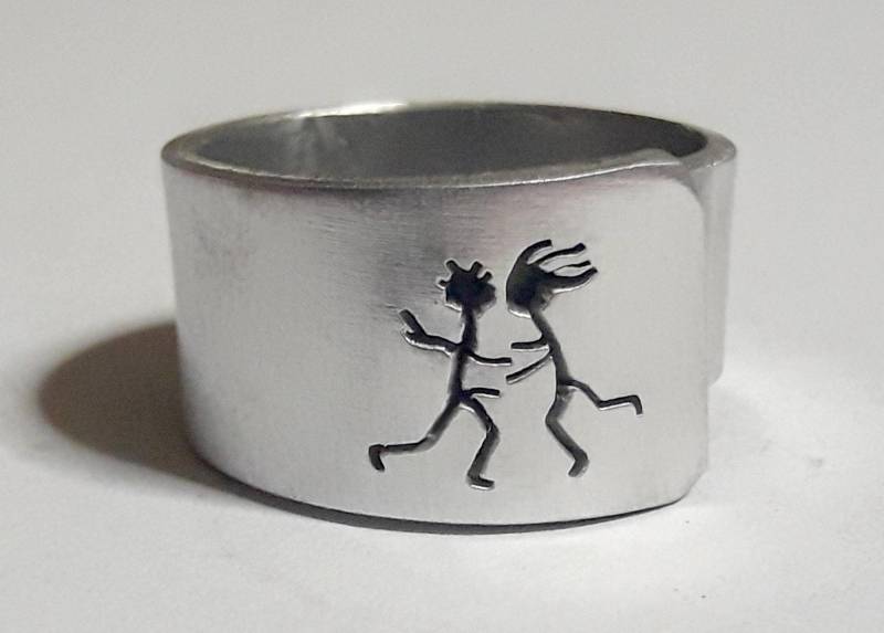 Aluminium-Band-Ring Mit Handgebohrten Design, Von Männern Und Frauen Umarmen, Küssen; Text Innen/Außen Eingraviert Aluminium-Band-Ring Mit Handgebohrten Design, Von Männern Und Frauen Umarmen, Küssen; Text Innen/Außen Eingraviert von 13AlGioielli