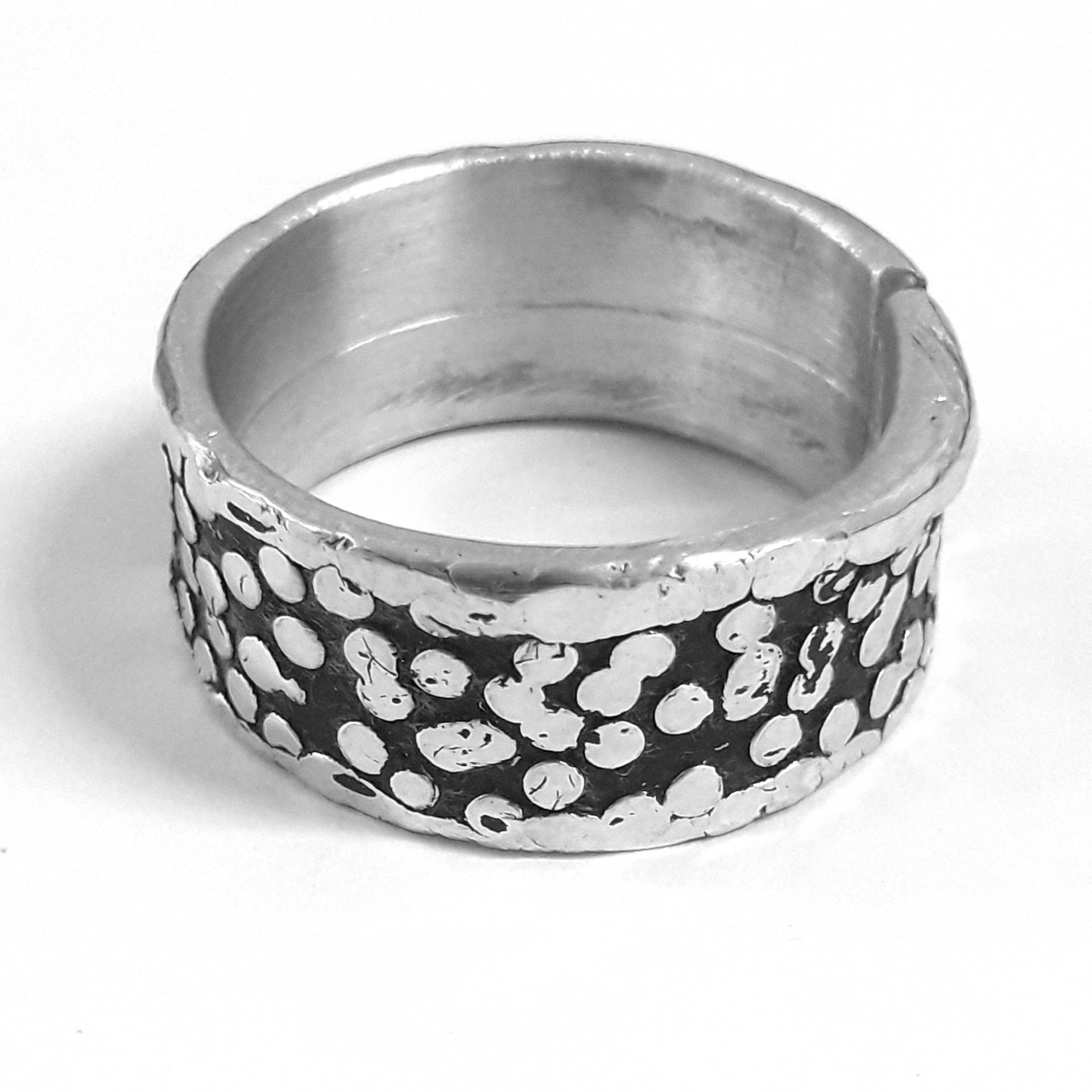 Aluminium-Band-Ring Mit Texturen Von Kleinen Runden Punkten, Polieren Gehämmerter Kante Und Benutzerdefiniertem Text von 13AlGioielli
