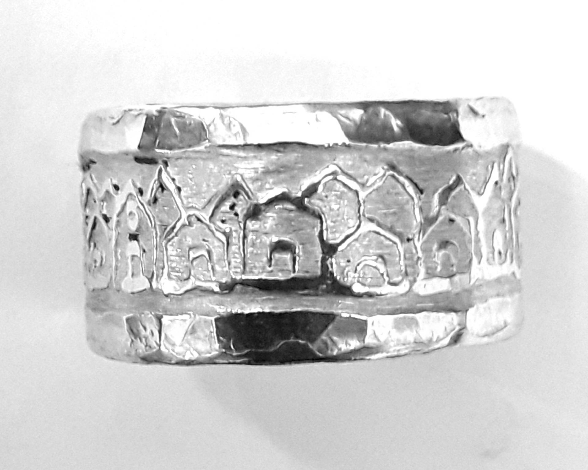 Aluminiumring Mit Designs Von Häusern, Gehämmert Und Poliert Eigenem Text von 13AlGioielli
