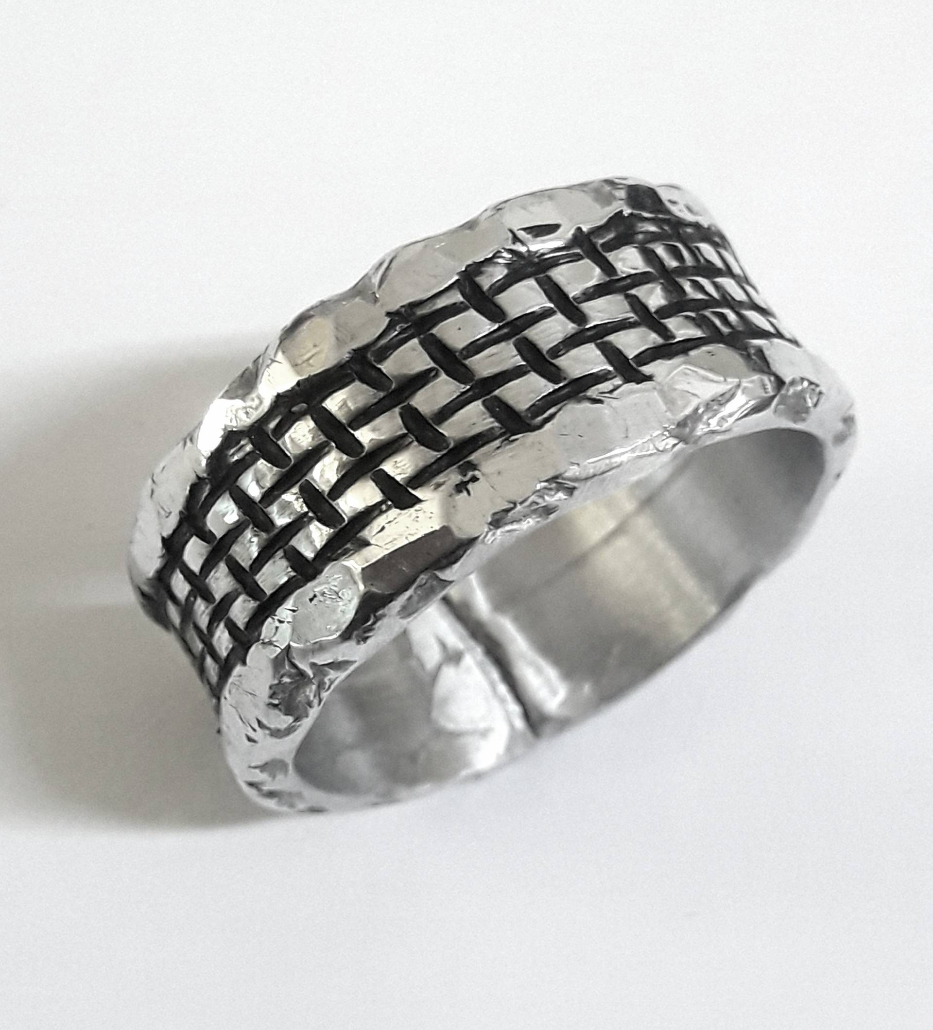 Aluminiumring Mit Geschwärzten Gehämmerten Rand, Glänzenden Kühlergrill Texturen Und Benutzerdefinierten Text von 13AlGioielli