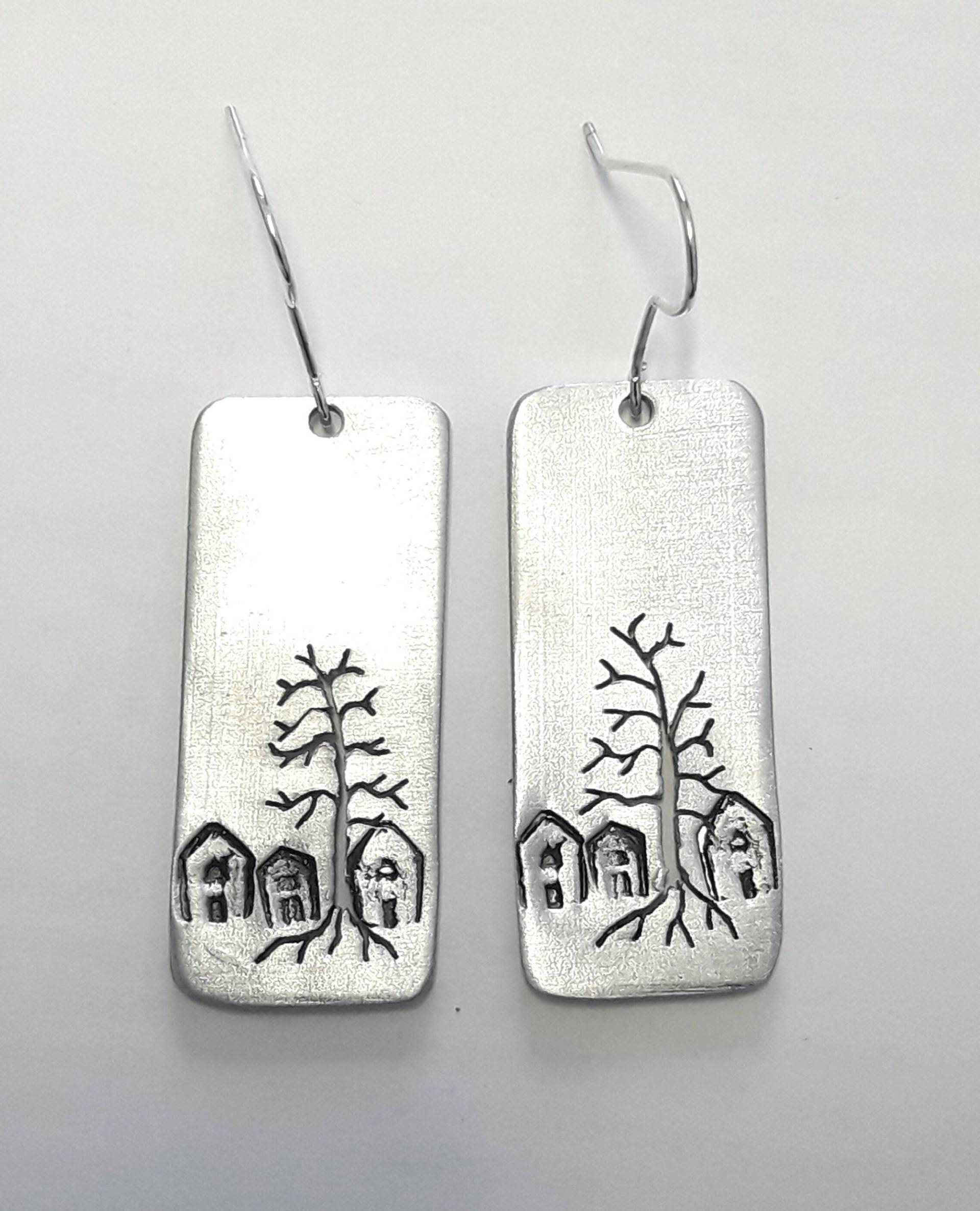 Eingravierte Aluminiumohrringe Mit Wohn-Und Baumkonstruktionen von 13AlGioielli