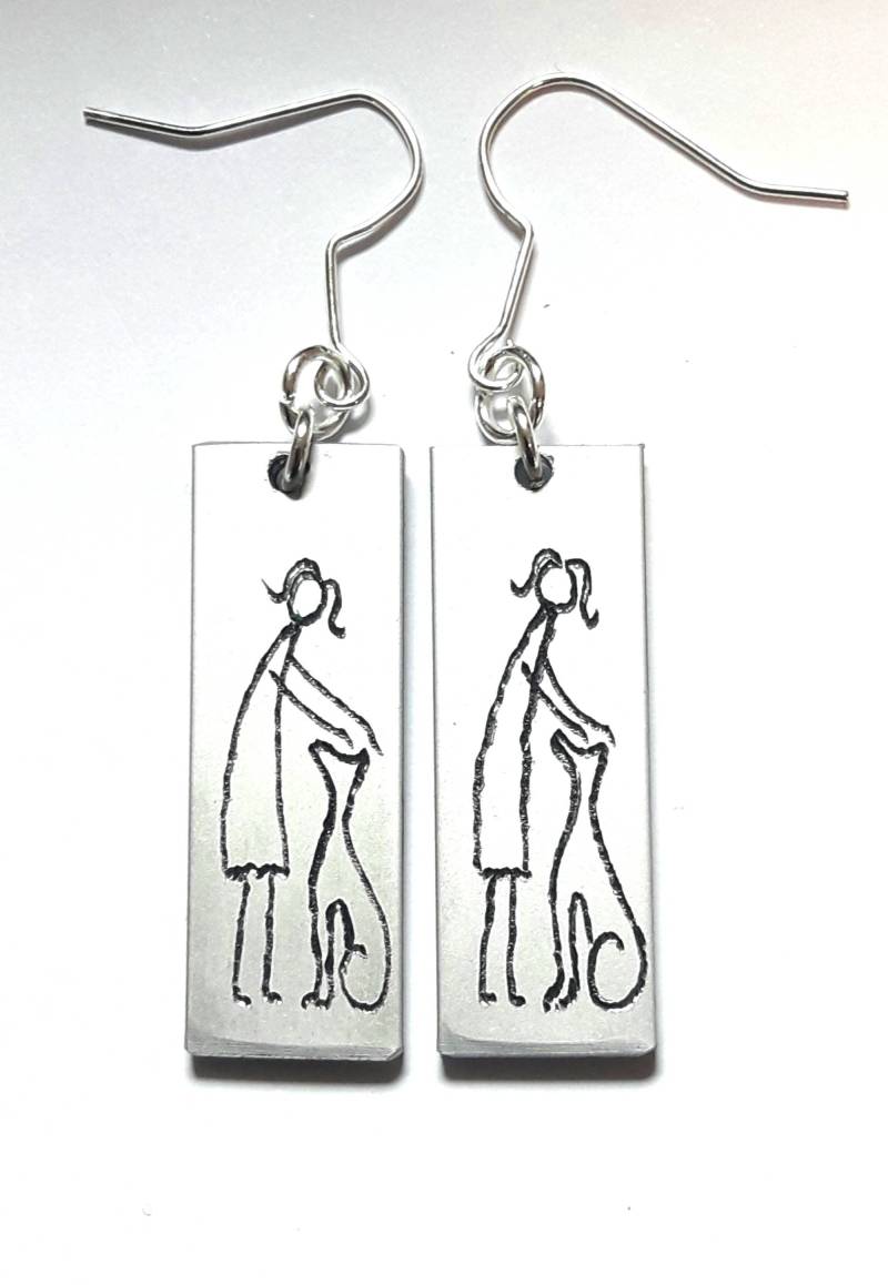 Eloxierte Aluminiumohrringe, Eingraviert Mit Primitiven Zeichnungen Von Ihr Und Dem Hund, Personalisierten Namen Eloxierte Aluminiumohrringe, Eingraviert Mit Primitiven Zeichnungen Von Ihr Und Dem Hund, Personalisierten Namen von 13AlGioielli