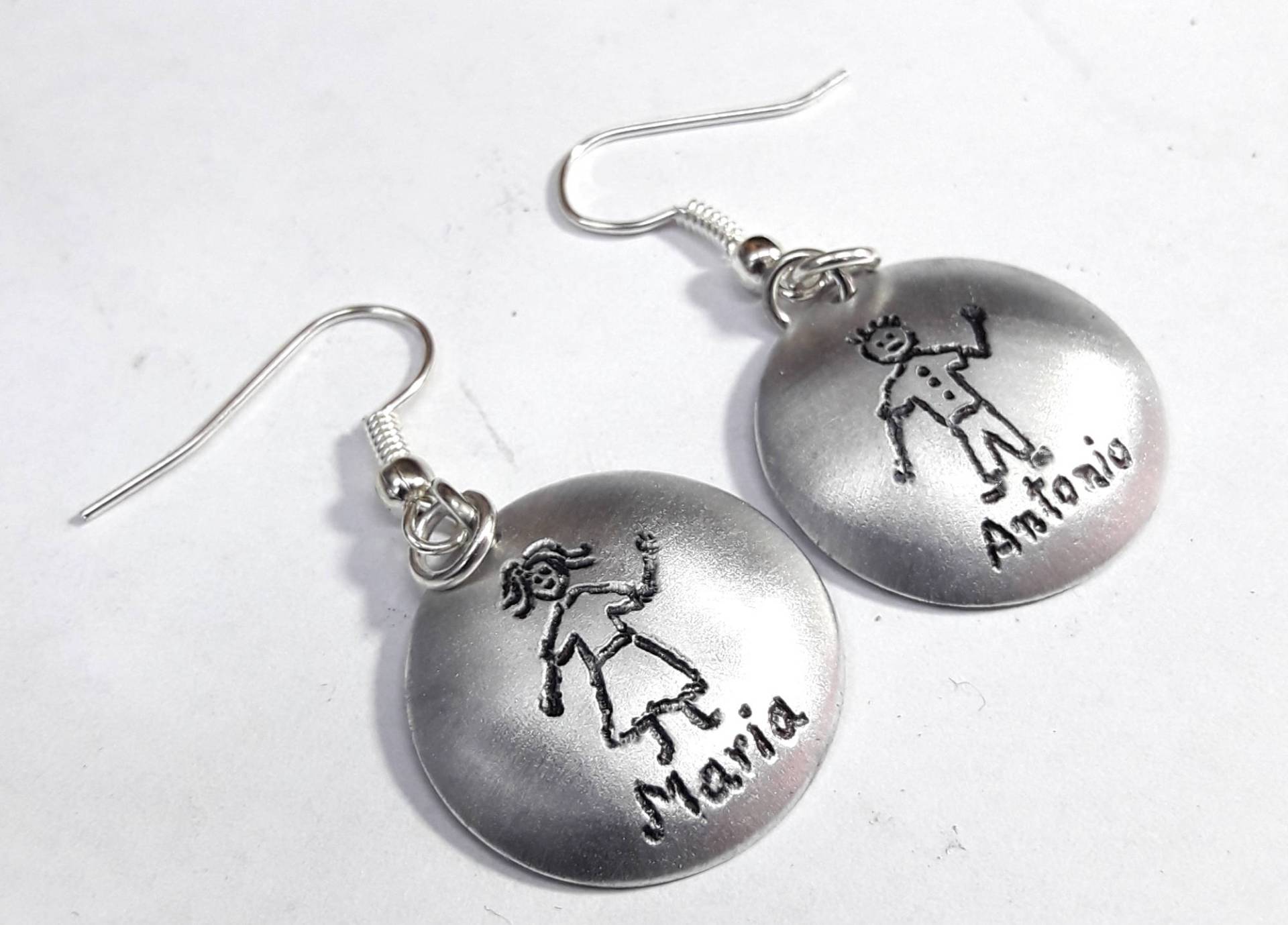 Freundschaftsohringe, Freunde, Kinder, Gravierte Aluminium Mit Menschlichen Designs Und Personalisierten Namen Freundschaftsohringe, Freunde, Kinder, Gravierte Aluminium Mit Menschlichen Designs Und Personalisierten Namen von 13AlGioielli