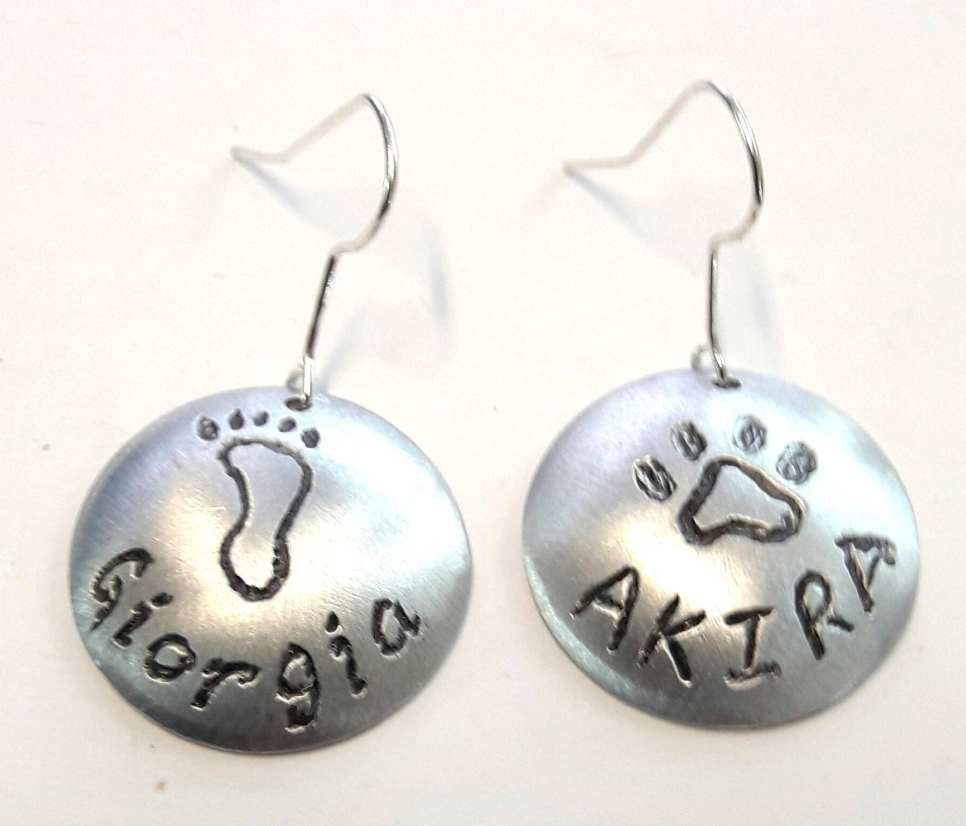 Graperte Aluminiumohrringe Mit Zeichnungen Menschlichen Fußabdrucks Und Hund Paw, Personalisierten Namen Graperte Aluminiumohrringe Mit Zeichnungen Menschlichen Fußabdrucks Und Hund Paw, Personalisierten Namen von 13AlGioielli