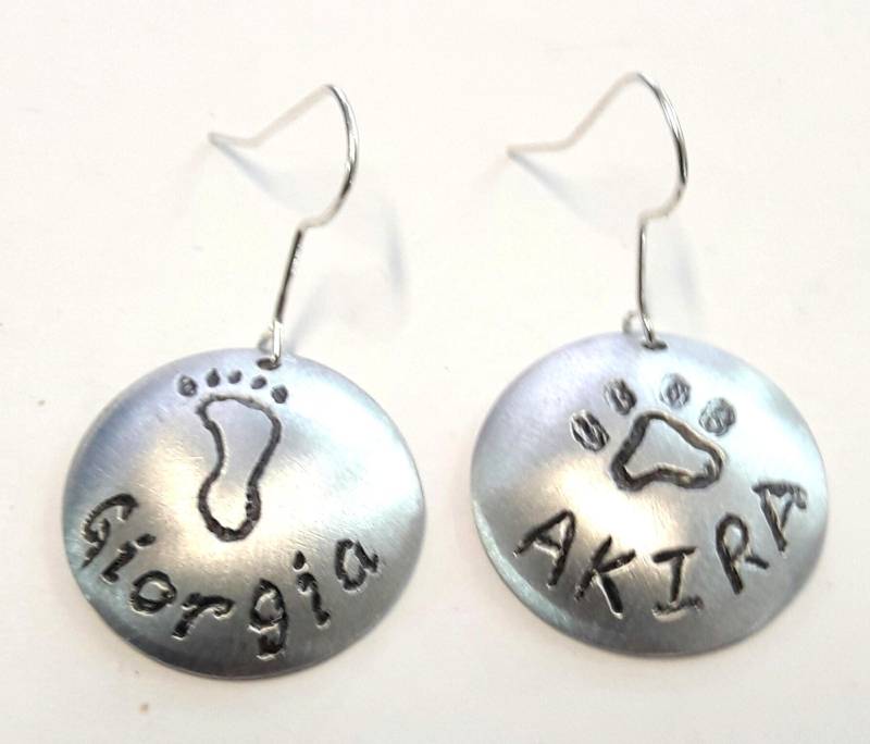Graperte Aluminiumohrringe Mit Zeichnungen Menschlichen Fußabdrucks Und Hund Paw, Personalisierten Namen Graperte Aluminiumohrringe Mit Zeichnungen Menschlichen Fußabdrucks Und Hund Paw, Personalisierten Namen von 13AlGioielli