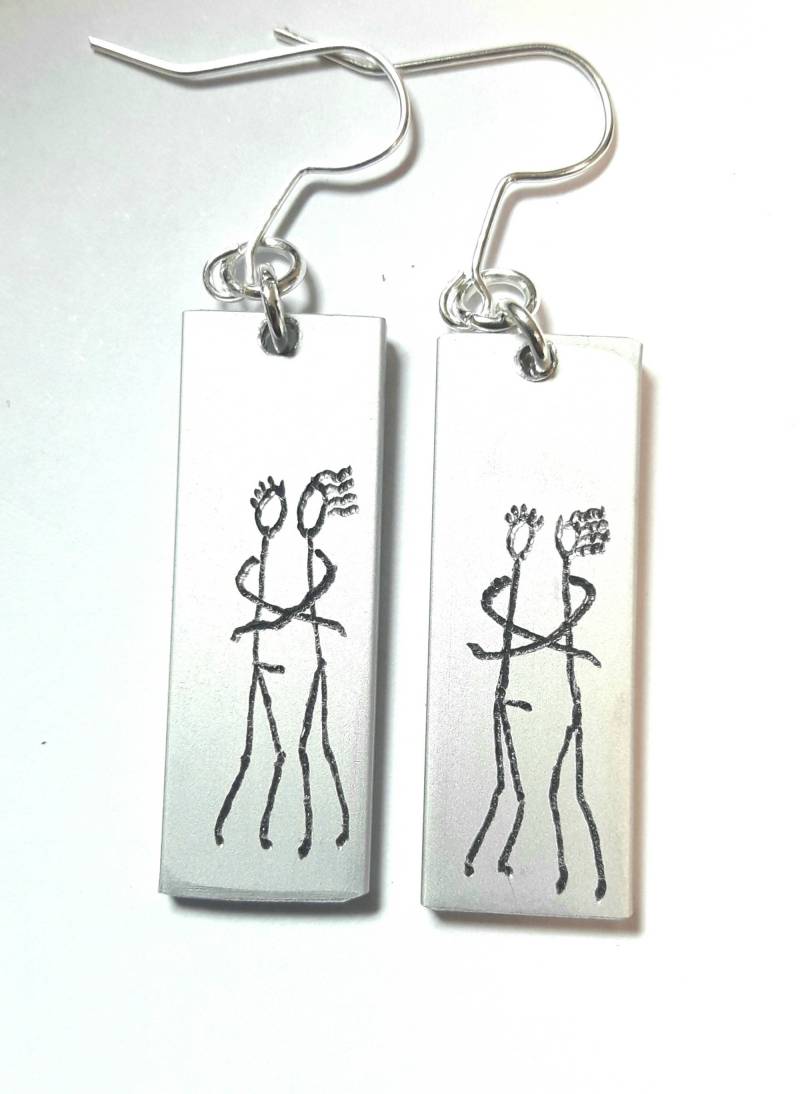 Leichte Eloxierte Aluminiumohrringe, Eingraviert Mit Primitiven Designs Von Ihr Und Ihm in Umarmung, Personalisierten Namen Leichte Eloxierte Aluminiumohrringe, Eingraviert Mit Primitiven Designs Von Ihr Und Ihm in Umarmung, Personalisierten Namen von 13AlGioielli