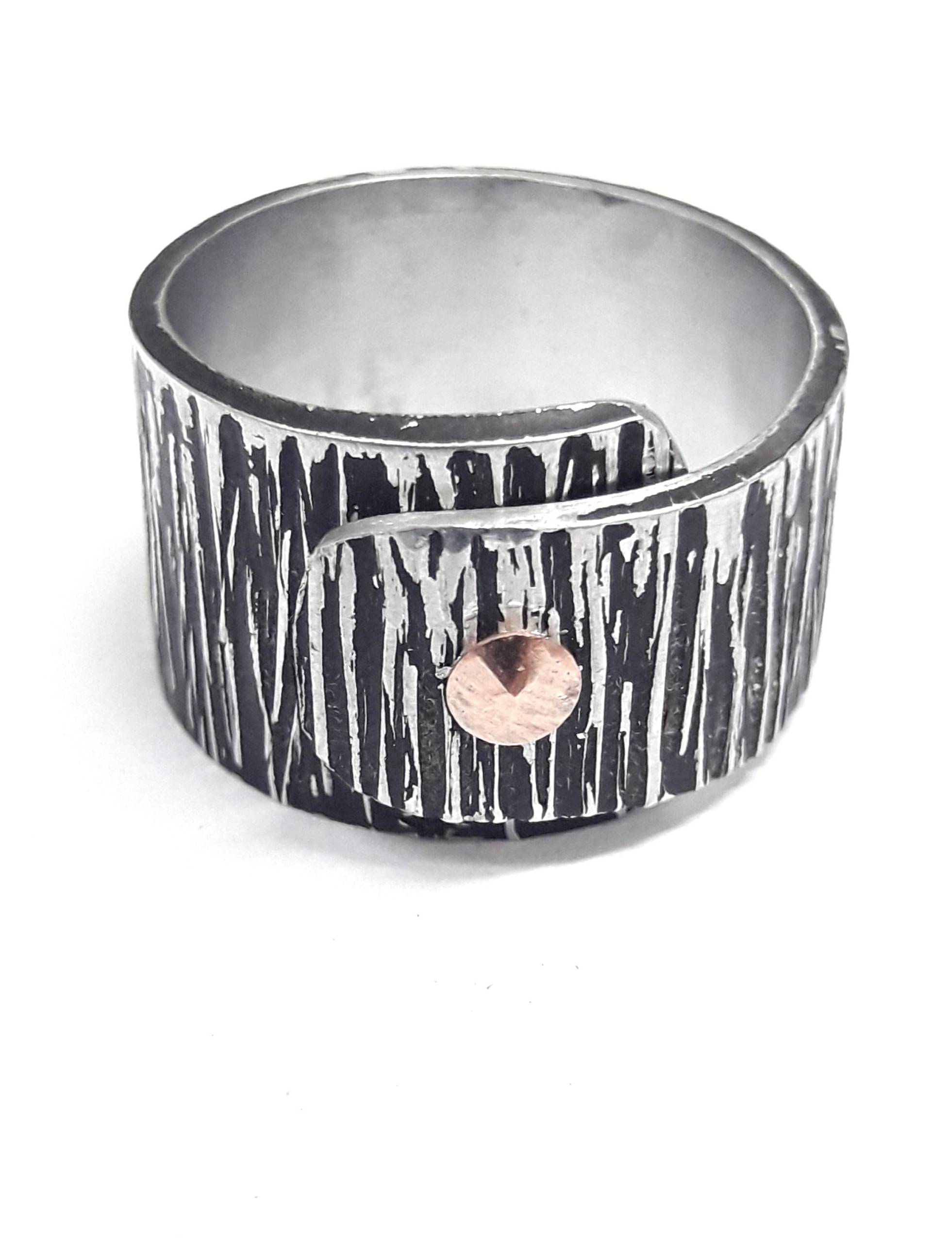 Mit Benutzerdefinierten Text, Band Aluminium-Ring, Mit Kupfer Genietet Und Holzkopf-Finish von 13AlGioielli