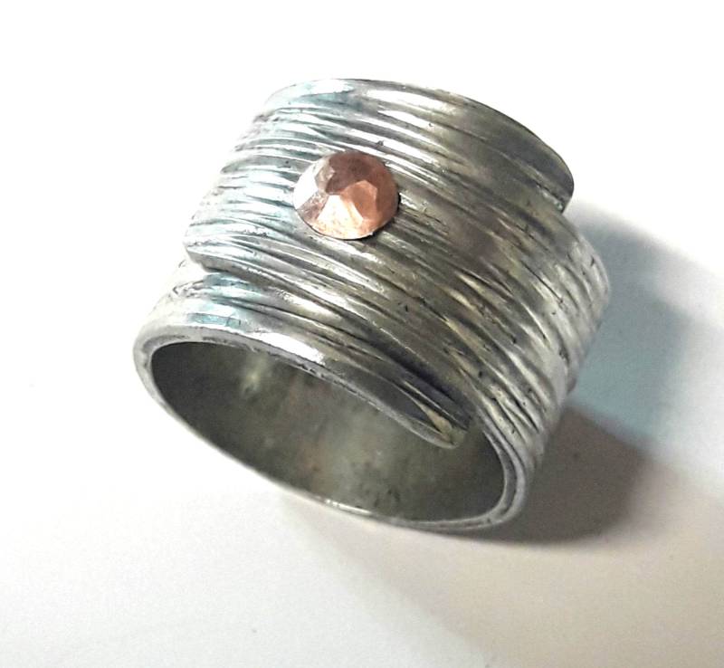 Mit Benutzerdefinierten Text, Band Aluminium-Ring, Mit Kupfer Genietet Und Horizontalen Linien Gehämmert Mit Benutzerdefinierten Text, Band Aluminium-Ring, Mit Kupfer Genietet Und Horizontalen Linien Gehämmert von 13AlGioielli