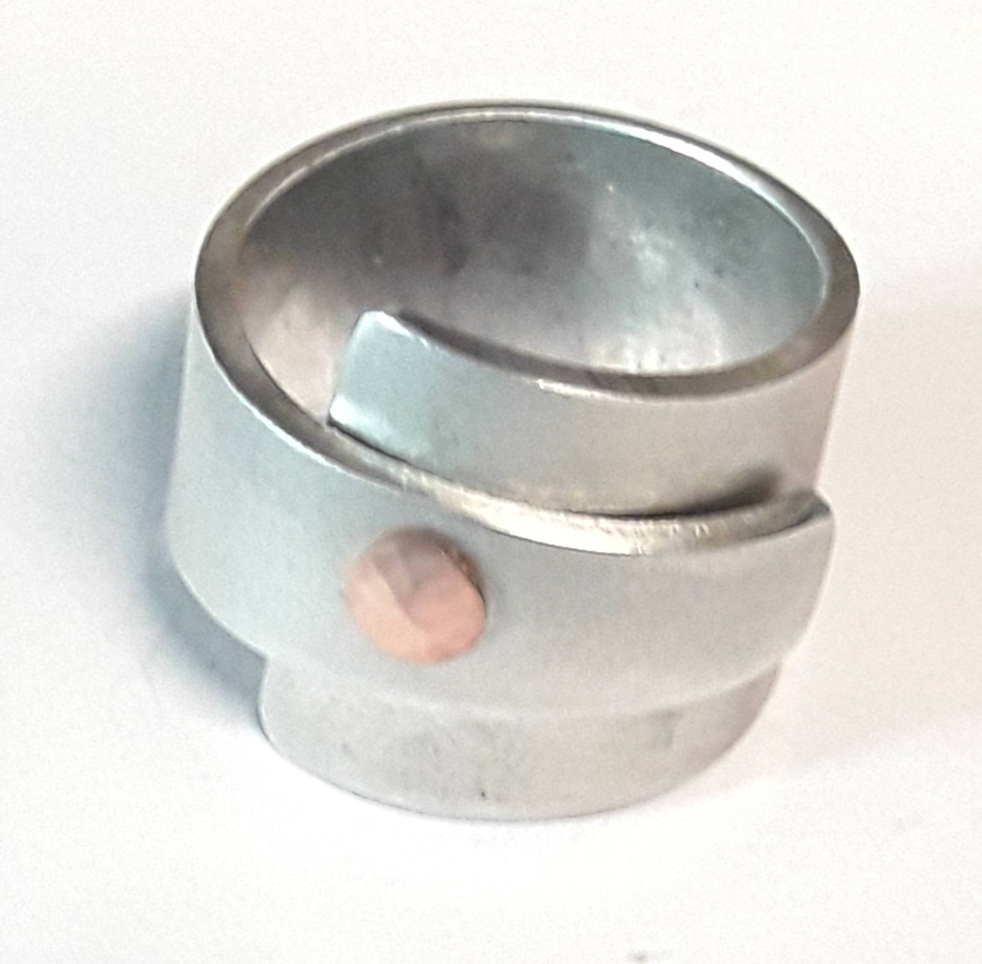 Mit Ihrem Eigenen Text Bandeau, Vernietete Alu-Ring Mit Kupfer Und Mattem Finish von 13AlGioielli