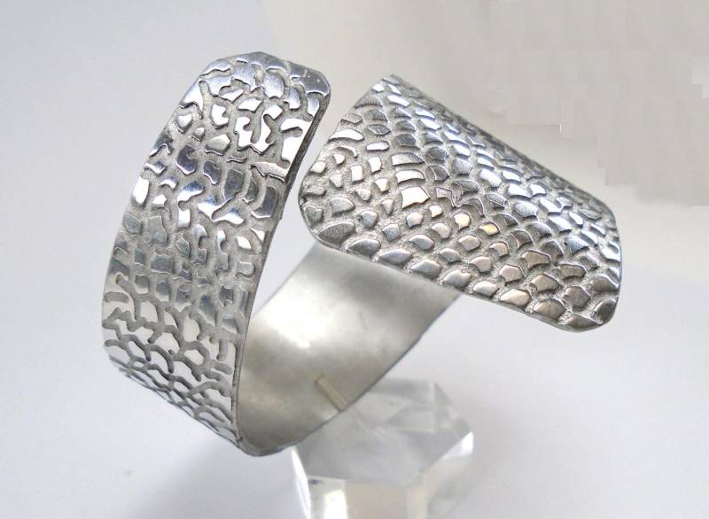 Öffnen Sie Aluminium-Armband Mit Schlangenleder-Finish Und Benutzerdefiniertem Text Öffnen Sie Aluminium-Armband Mit Schlangenleder-Finish Und Benutzerdefiniertem Text von 13AlGioielli