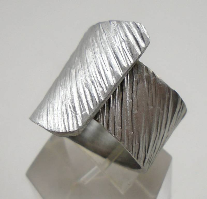 Offene Aluminium Ring Mit Diagonalen Linie, Benutzerdefinierten Text Innen Offene Aluminium Ring Mit Diagonalen Linie, Benutzerdefinierten Text Innen von 13AlGioielli