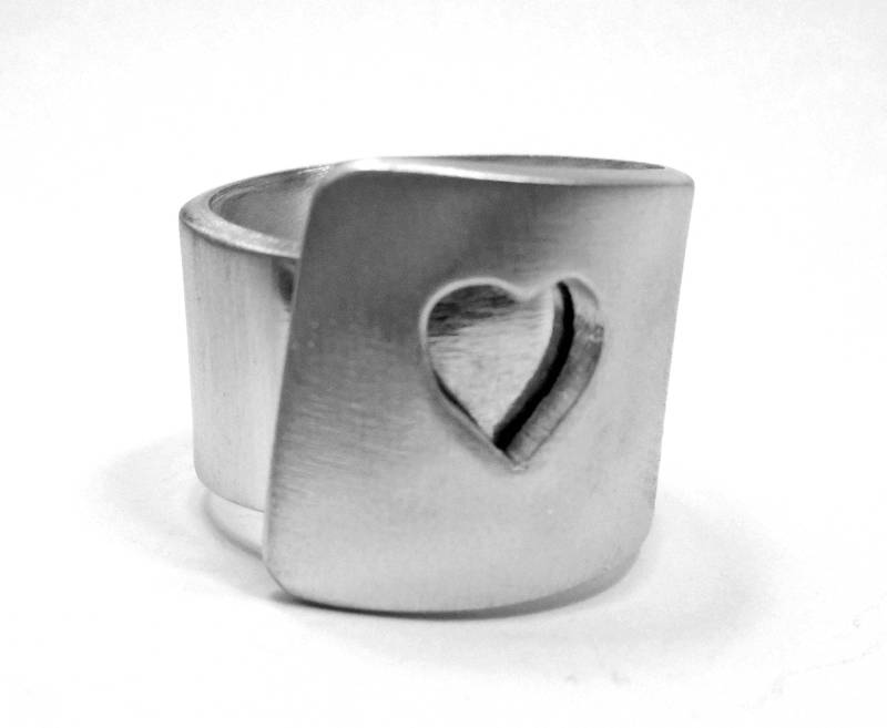 Offene Aluminium Ring Mit Durchbrochenen Herz Und Benutzerdefinierten Text Offene Aluminium Ring Mit Durchbrochenen Herz Und Benutzerdefinierten Text von 13AlGioielli