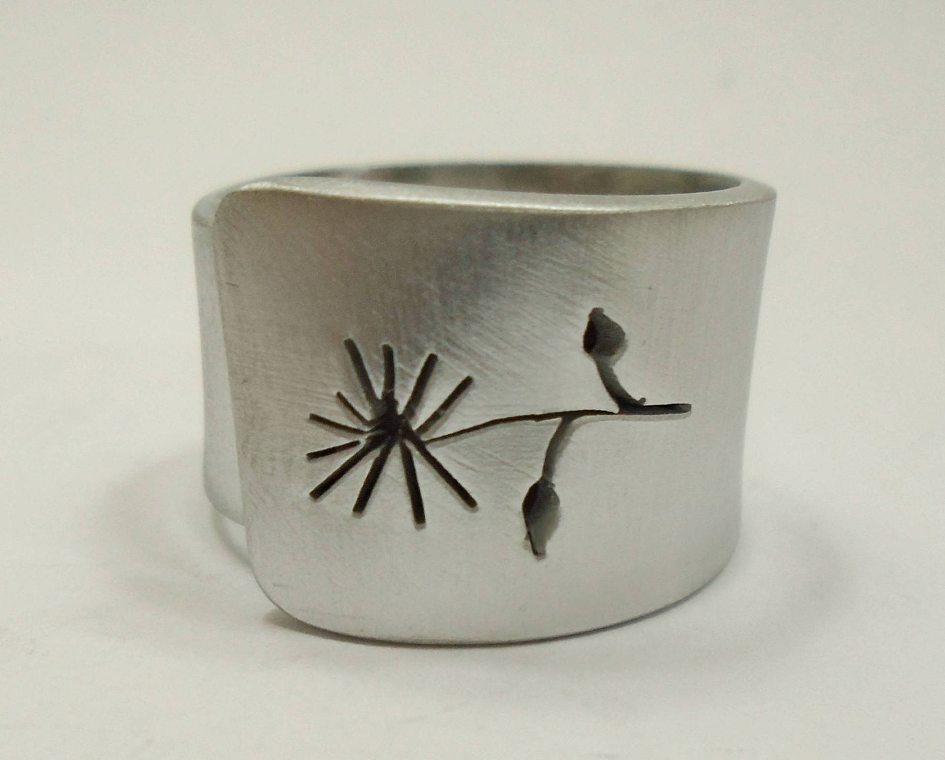 Offene Aluminium-Ring Mit Einer Blume Und 2 Perforierten Blätter Benutzerdefinierten Text von 13AlGioielli