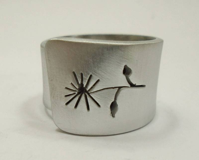 Offene Aluminium-Ring Mit Einer Blume Und 2 Perforierten Blätter Benutzerdefinierten Text Offene Aluminium-Ring Mit Einer Blume Und 2 Perforierten Blätter Benutzerdefinierten Text von 13AlGioielli