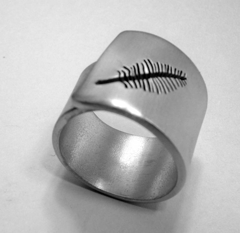 Offene Aluminium Ring Mit Feder Und Benutzerdefinierten Text Offene Aluminium Ring Mit Feder Und Benutzerdefinierten Text von 13AlGioielli