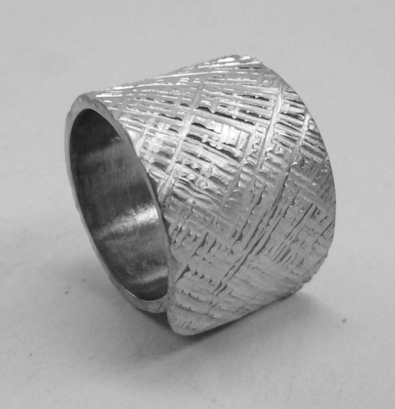 Offene Aluminium Ring Mit Kreuz Linien Und Benutzerdefinierten Text Offene Aluminium Ring Mit Kreuz Linien Und Benutzerdefinierten Text von 13AlGioielli