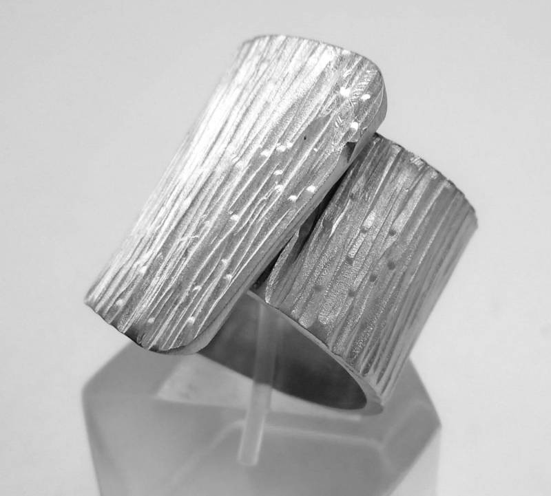 Offene Aluminium Ring Mit Parallelen Linien Und Benutzerdefinierten Text Offene Aluminium Ring Mit Parallelen Linien Und Benutzerdefinierten Text von 13AlGioielli