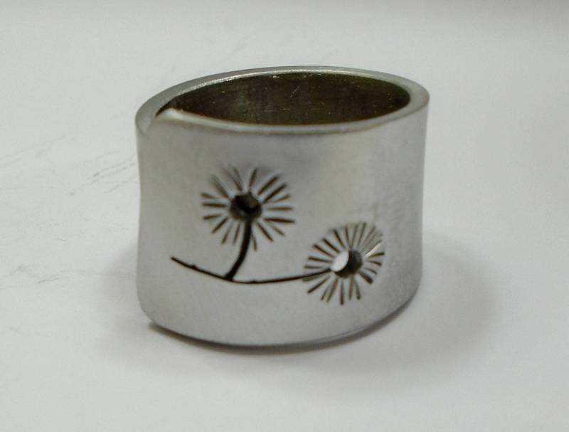 Offene Aluminium Ring Mit Zwei Durchbrochenen Blumen Und Benutzerdefinierten Text Offene Aluminium Ring Mit Zwei Durchbrochenen Blumen Und Benutzerdefinierten Text von 13AlGioielli