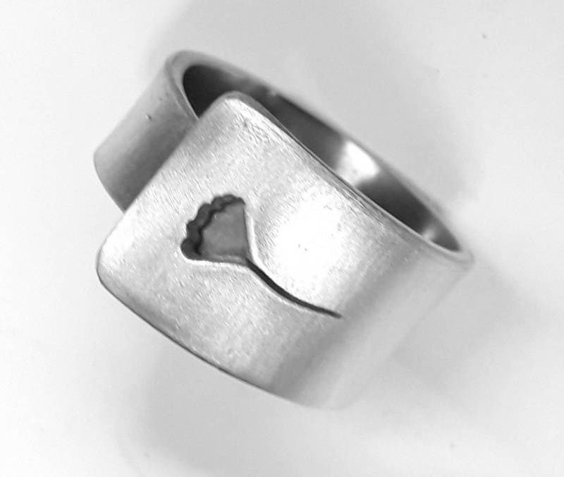 Offener Ring, Annalergico, Recyceltem Aluminium Mit Eigenem Text Und Mohn Lochmuster Offener Ring, Annalergico, Recyceltem Aluminium Mit Eigenem Text Und Mohn Lochmuster von 13AlGioielli