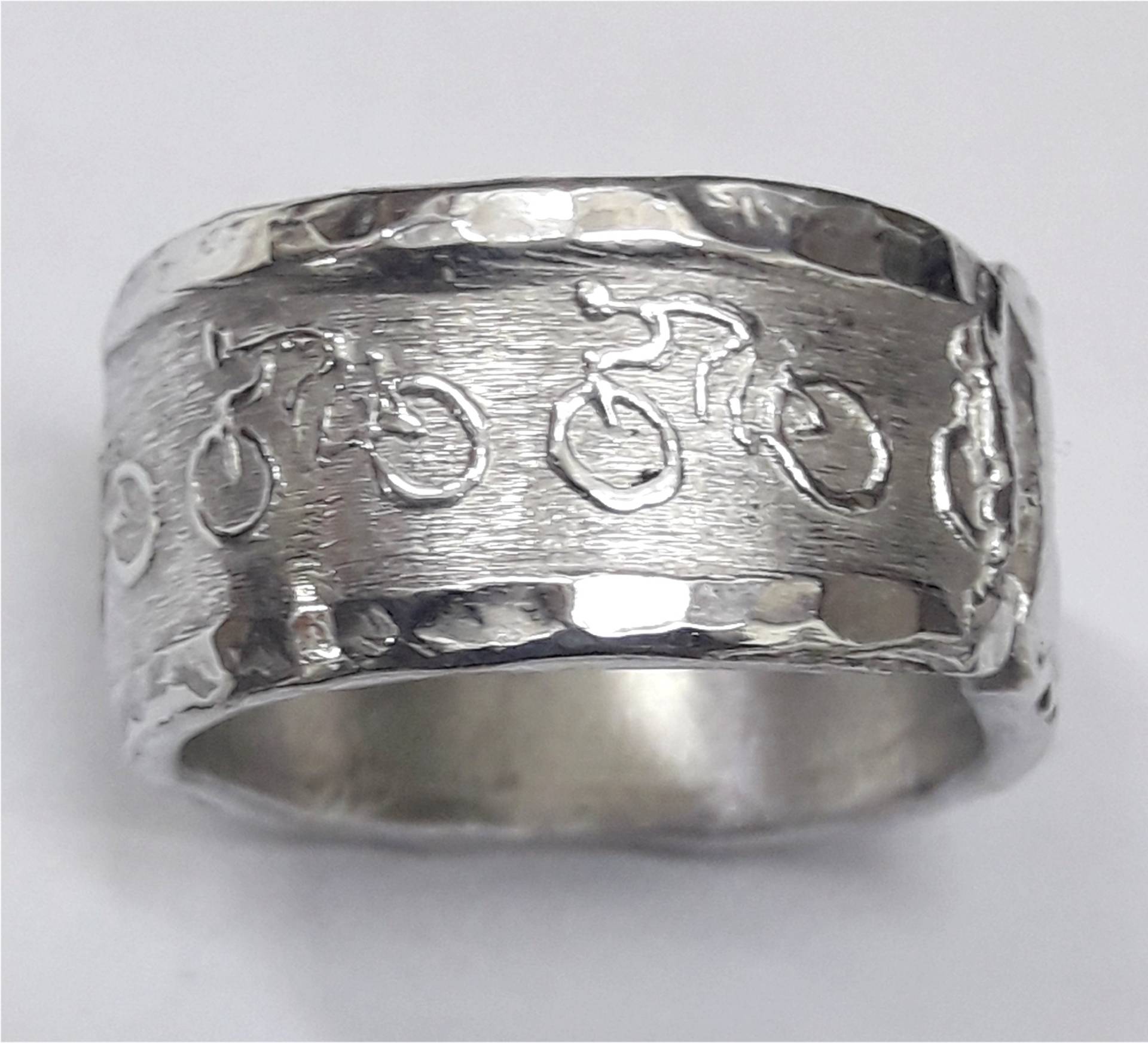 Ring Mit Aluminiumband Dem Design Von Fahrrädern, Sport, Radfahren. Poliertes Finish Gehämmerter Kante Und Personalisiertem Text von 13AlGioielli