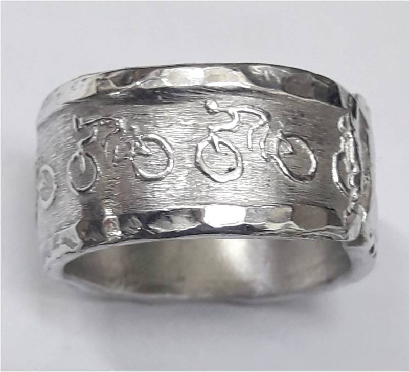 Ring Mit Aluminiumband Dem Design Von Fahrrädern, Sport, Radfahren. Poliertes Finish Gehämmerter Kante Und Personalisiertem Text Ring Mit Aluminiumband Dem Design Von Fahrrädern, Sport, Radfahren. Poliertes Finish Gehämmerter Kante Und Personalisiertem Text von 13AlGioielli