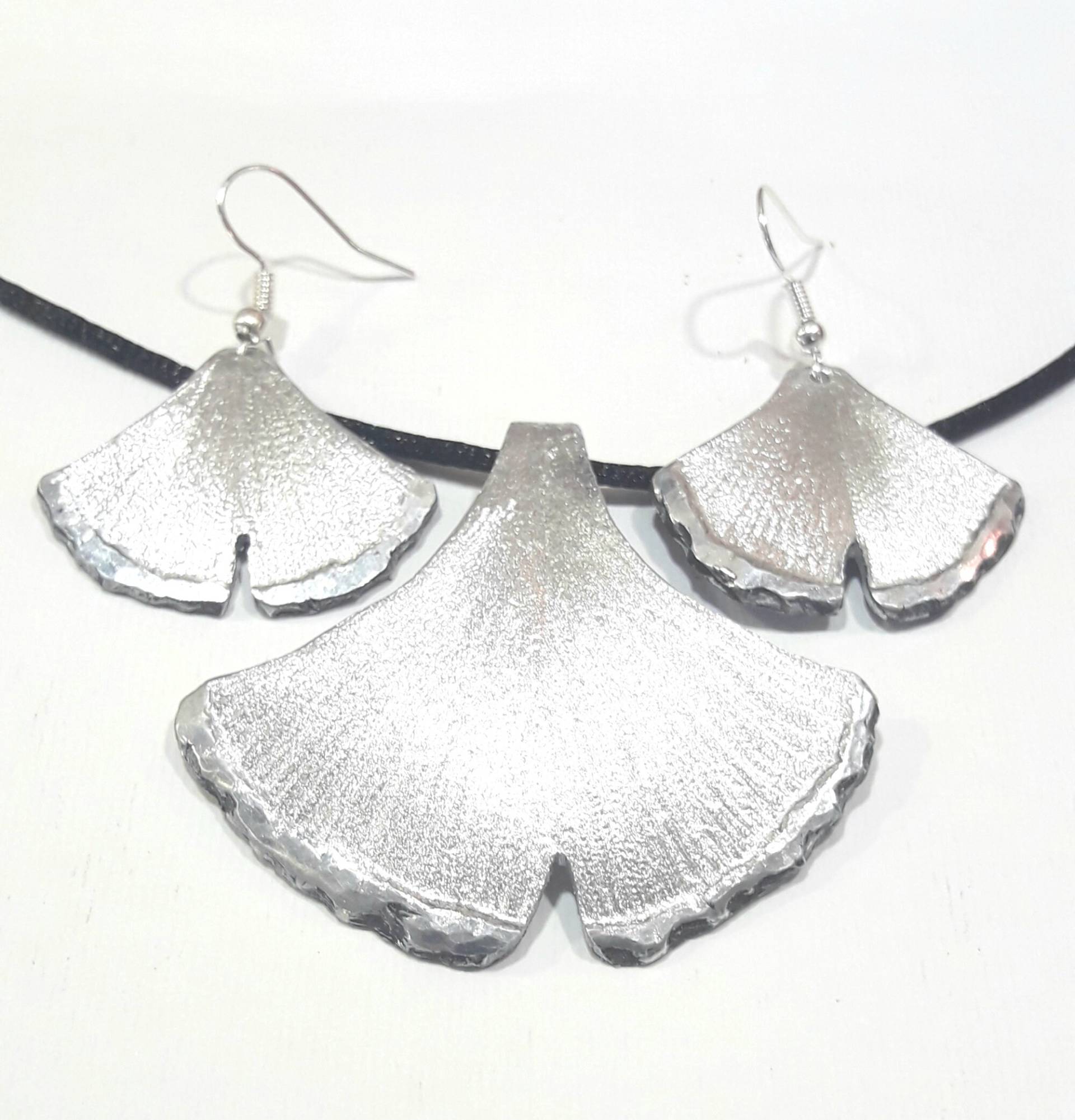 Set Ohrringe Und Anhänger Von Ginkgo Biloba Aus Geschmiedetem Graviertem Aluminium von 13AlGioielli