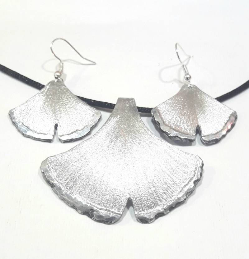 Set Ohrringe Und Anhänger Von Ginkgo Biloba Aus Geschmiedetem Graviertem Aluminium Set Ohrringe Und Anhänger Von Ginkgo Biloba Aus Geschmiedetem Graviertem Aluminium von 13AlGioielli