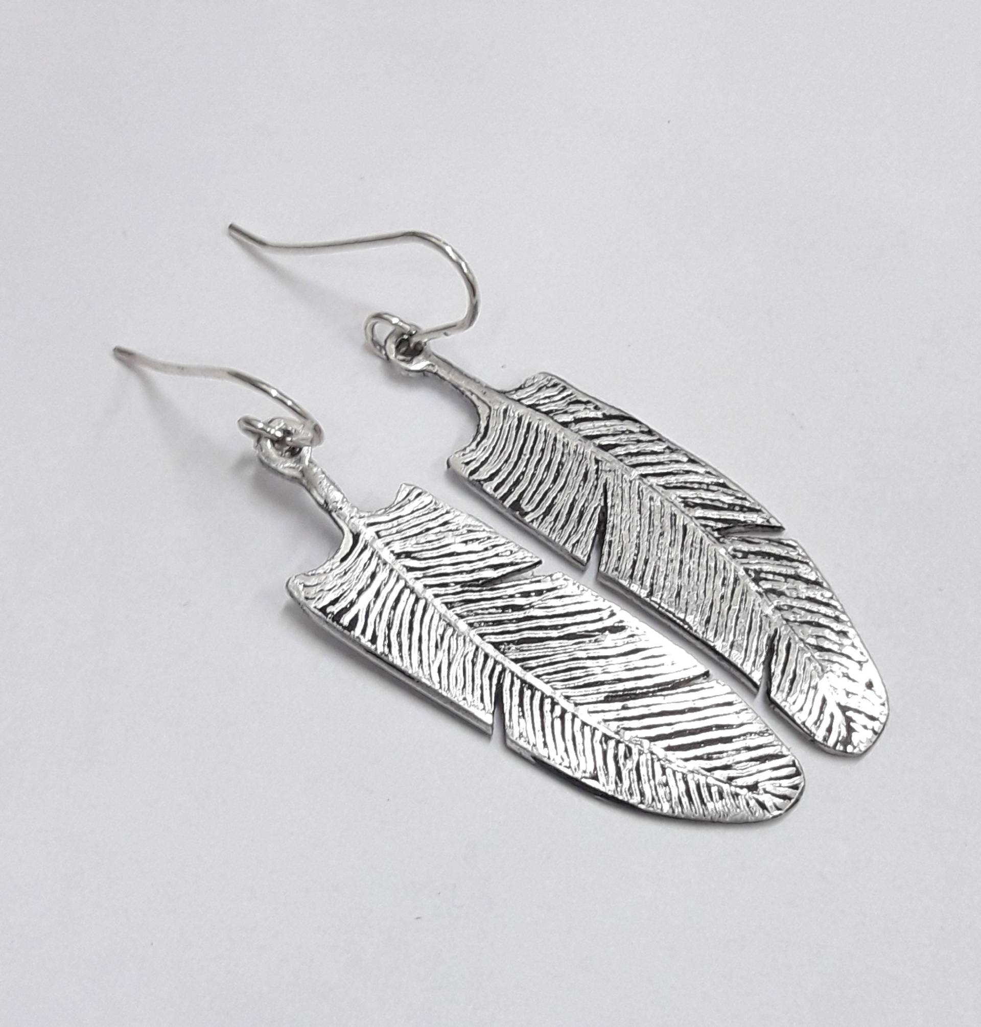 Silber Haken Mit Benutzerdefinierten Text. Geformte Aluminium Feder Ohrringe von 13AlGioielli