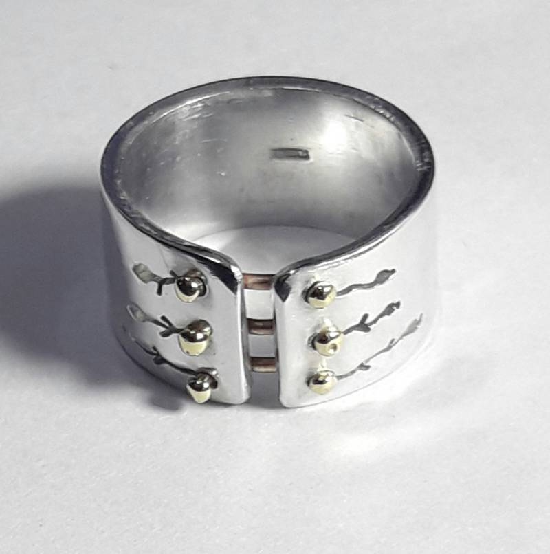 Unisex Aluminiumring Mit Messingknöpfen Und Personalisiertem Text Unisex Aluminiumring Mit Messingknöpfen Und Personalisiertem Text von 13AlGioielli