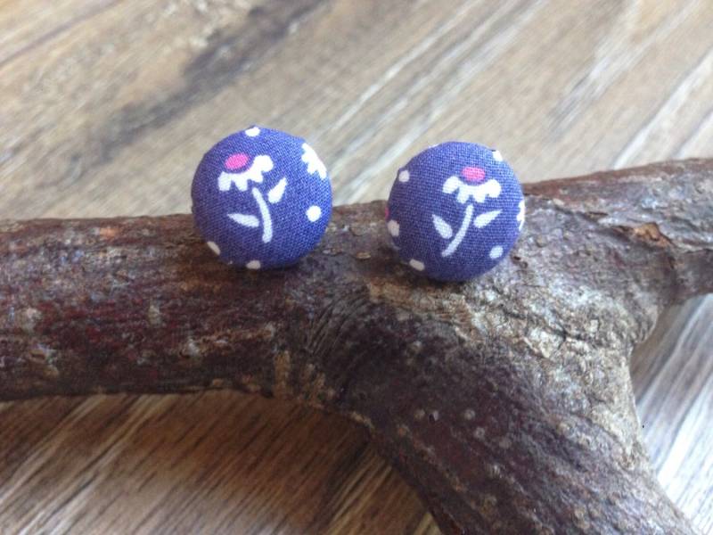 Kleine Gänseblümchen Ohrringe, Daisy Stollen, Knopf Ohrstecker, Taste Schmuck, Geschenk, Print, Floral Juwelier, Florale Ohrringe von 13DaisyChains