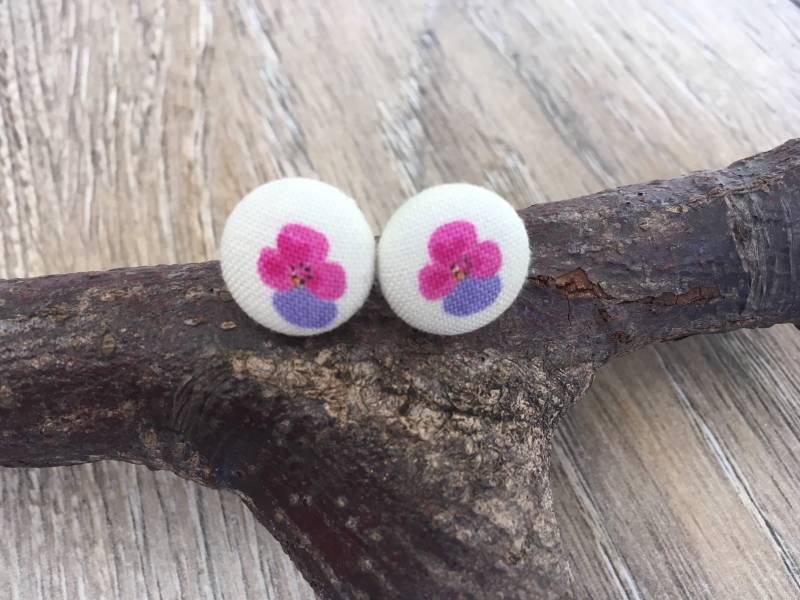 Ohrringe, Pfannenschmuck, Knopfschmuck, Pansy-Print, Pansy-Geschenk, Blumenohrringe, Blumenschmuck, Kleine Gestüte von 13DaisyChains