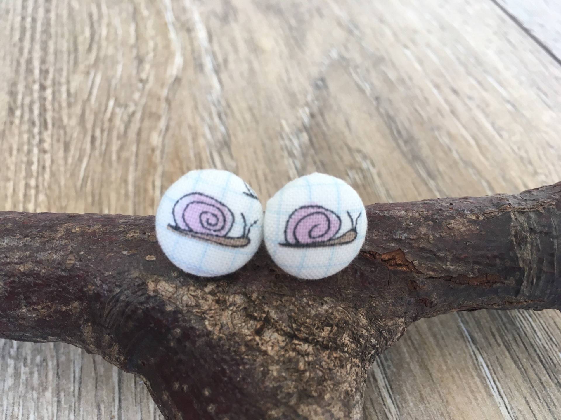 Schneckeneihringe, Schneckenschmuck, Knopf-Ohrringe, Knopfschmuck, Schneckendruck, Schneckengeschenk, Quirlige Ohrringe, Schneckenliebhaber Geschenk von 13DaisyChains