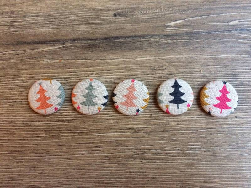 Weihnachtsbaum-Abzeichen, Weihnachtsbaum-Pin, Weihnachtsbaum Druck, Geschenk, Weihnachtsabzeichen, Weihnachtsnadel, Adventskalender Füllstoff von 13DaisyChains