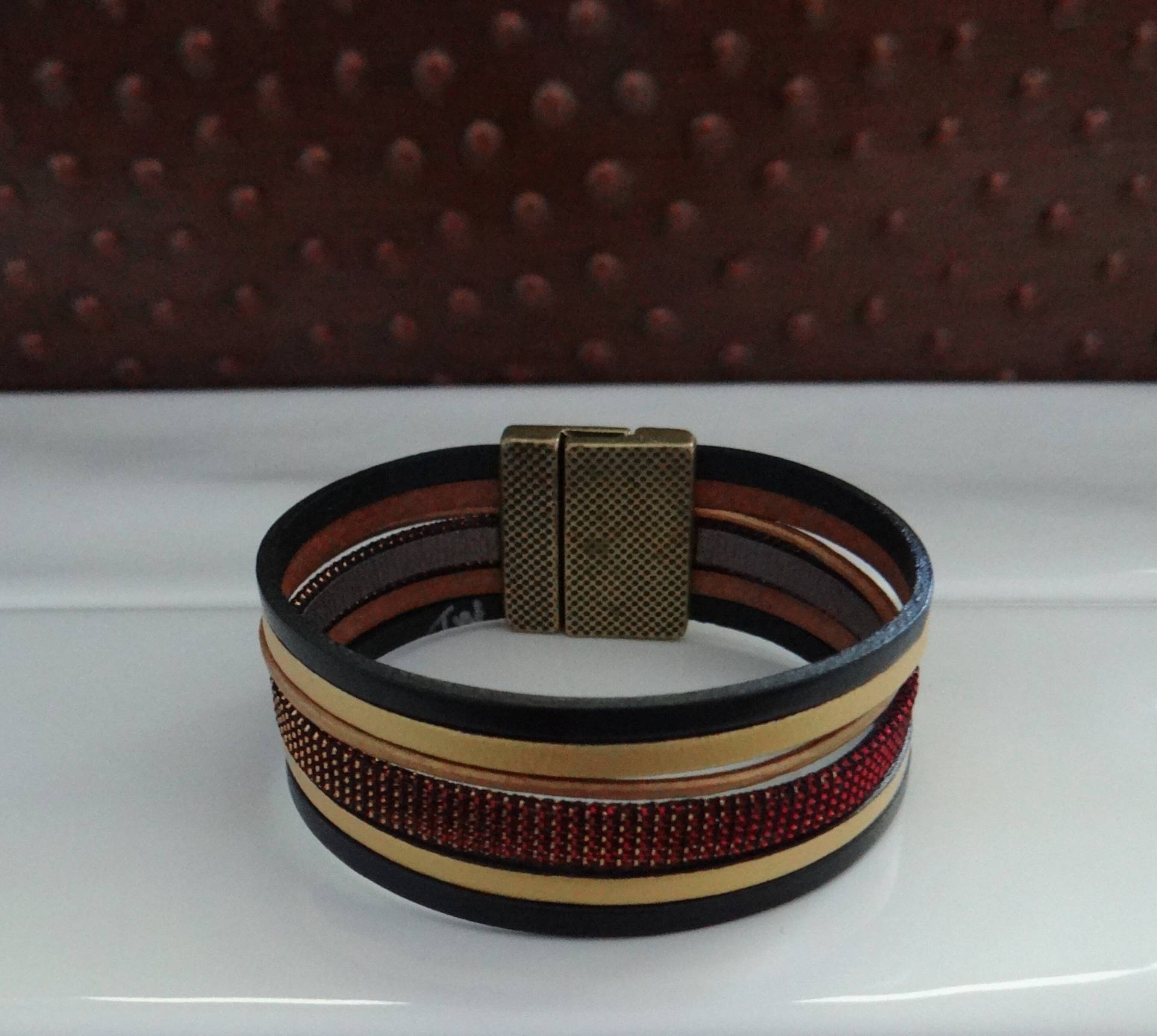 Armband | Lederarmband Schwarz Metallic Gold Irisierende Rote Tolles Geschenk Antiker Messing Magnetverschluss Zum Verkauf Sale Armband | Lederarmband Schwarz Metallic Gold Irisierende Rote Tolles Geschenk Antiker Messing Magnetverschluss Zum Verkauf Sale von 1630CooperLane