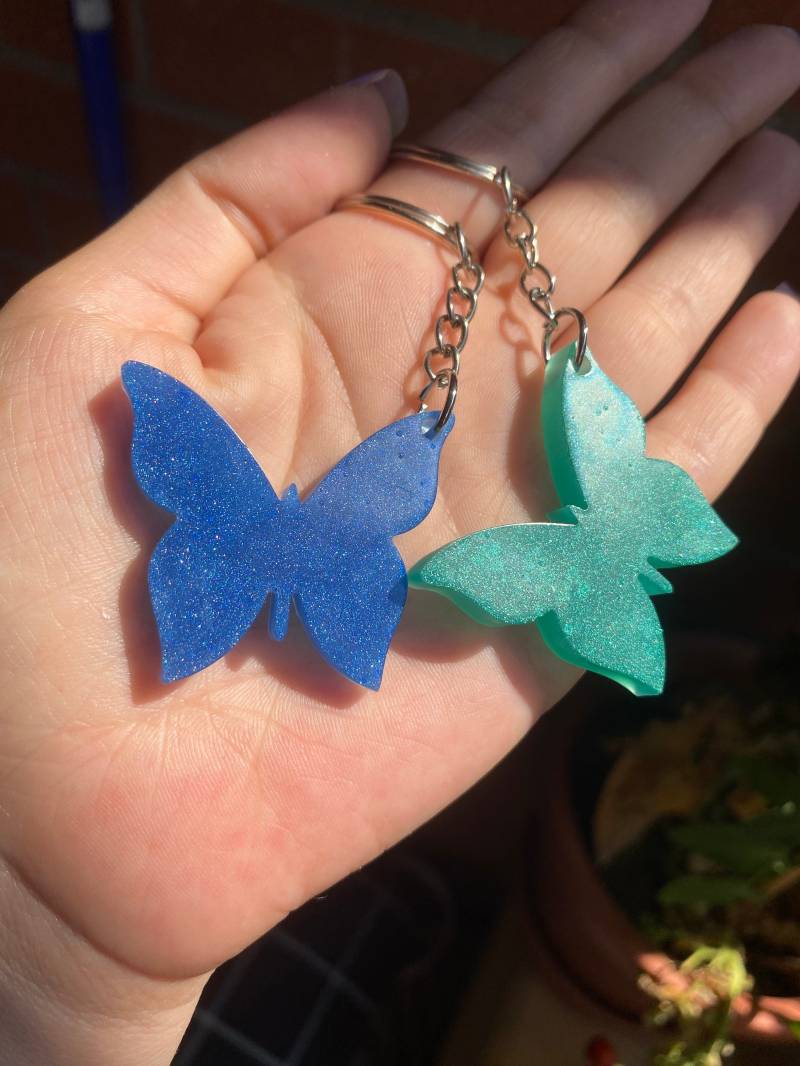Schlüsselanhänger Schmetterling Mit Buchstabe, Glitzer Bunt, Personalisiert, Resin Epoxidharz, Taschenanhänger Schlüsselanhänger Schmetterling Mit Buchstabe, Glitzer Bunt, Personalisiert, Resin Epoxidharz, Taschenanhänger von 16thJanuaryShop
