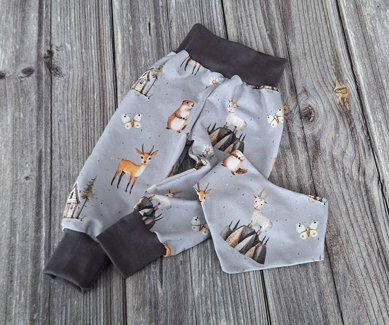 Pumphose Bio Jersey Bergliebe Baby Hose Schlupfhose Steinbock Geschenk Geburt Kinderhose Taufe Kind Mädchen Jungen Alpen Wandern Bieber von 17Maschen
