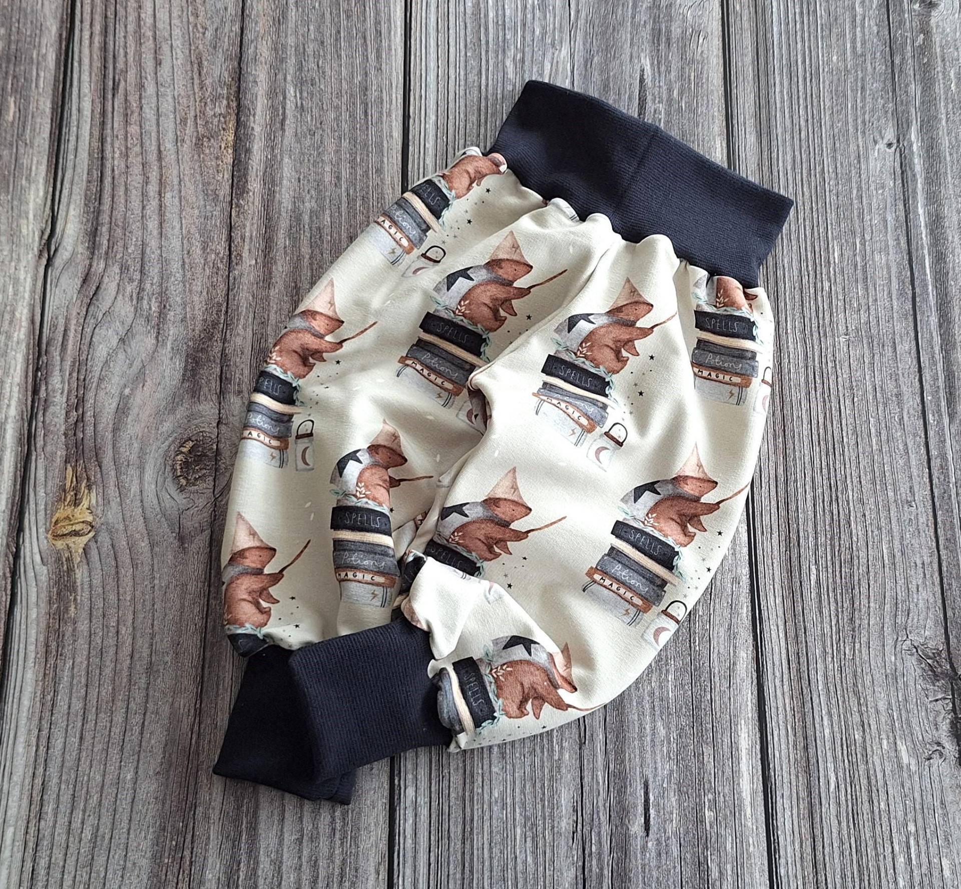 Pumphose Bio Zauberbär Jersey Baby Hose Schlupfhose Geschenk Geburt Kinderhose Taufe Kind Mädchen Jungen Zauberer Bücher Magic Pumphose Bio Zauberbär Jersey Baby Hose Schlupfhose Geschenk Geburt Kinderhose Taufe Kind Mädchen Jungen Zauberer Bücher Magic von 17Maschen