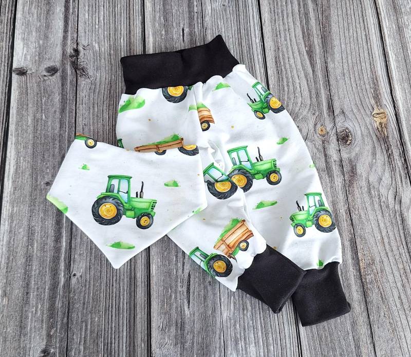 Pumphose Grüner Traktor Bio French Terrybaby Hose Schlupfhose Geschenk Geburt Kinderhose Taufe Kind Mädchen Jungen Lätzchen Halstuch von 17Maschen