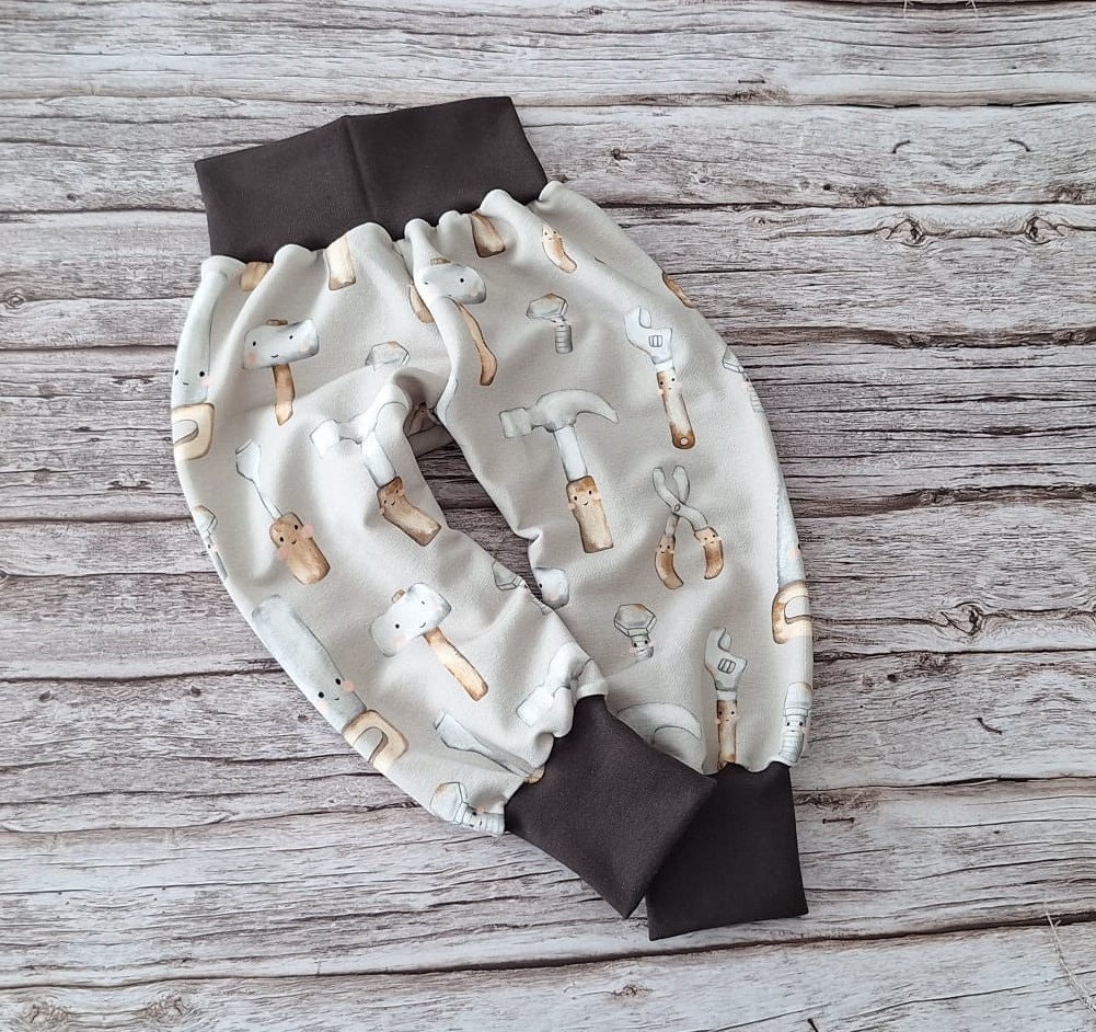 Pumphose Werkzeug Jersey Baby Hose Schlupfhose Geschenk Geburt Kinderhose Taufe Hammer Säge Nägel Braun Beige von 17Maschen