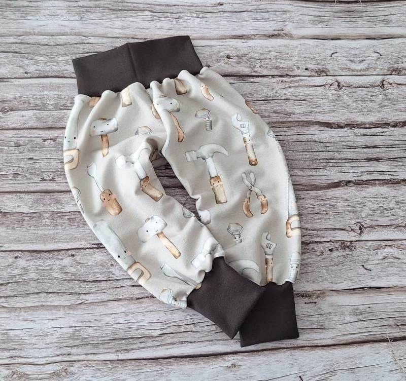 Pumphose Werkzeug Jersey Baby Hose Schlupfhose Geschenk Geburt Kinderhose Taufe Hammer Säge Nägel Braun Beige von 17Maschen