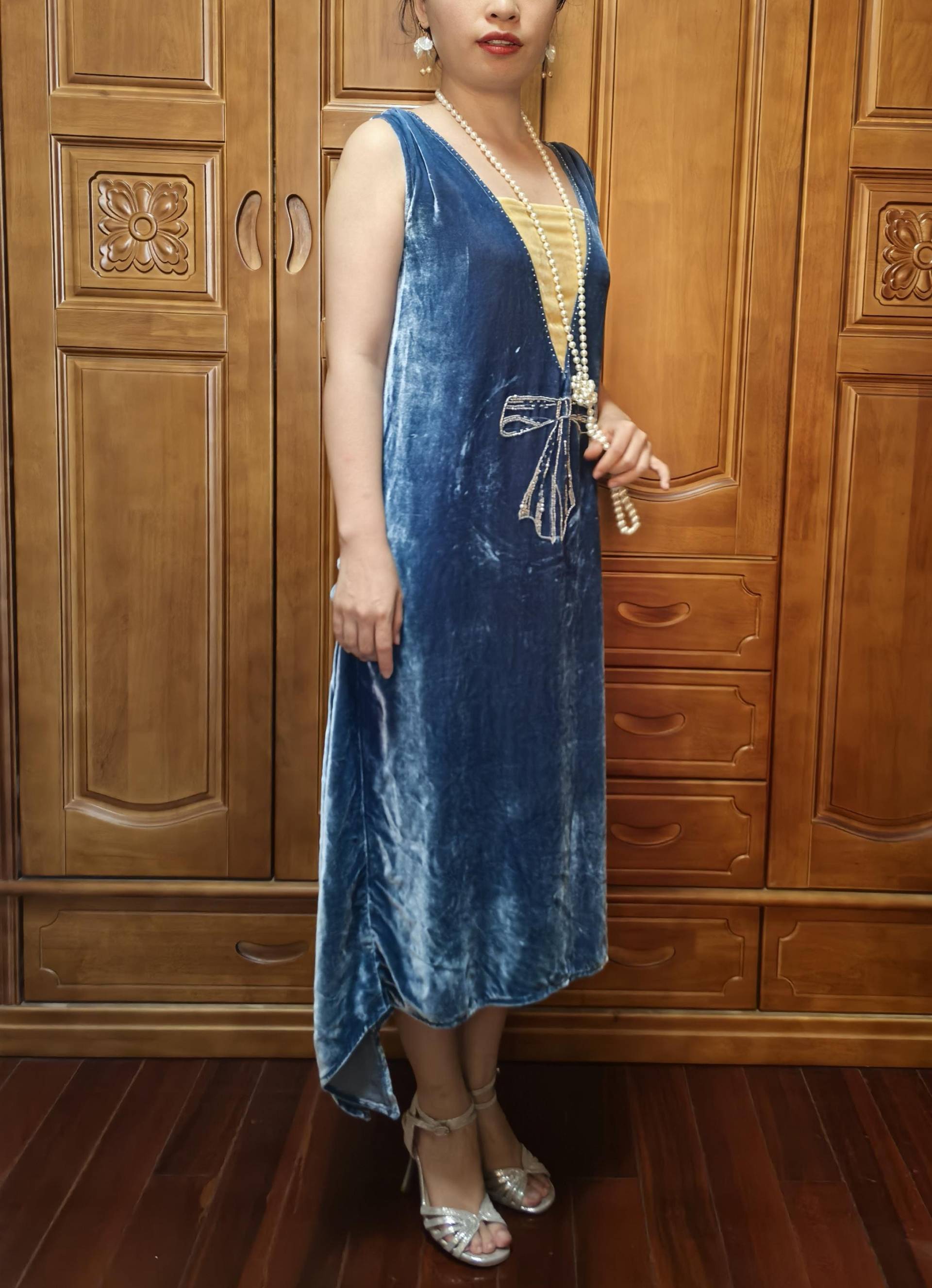 20Er-Jahre-stil Kleid Aus Seidensamt, Mit Handgefädelter Schleife von 1920sVintageTime