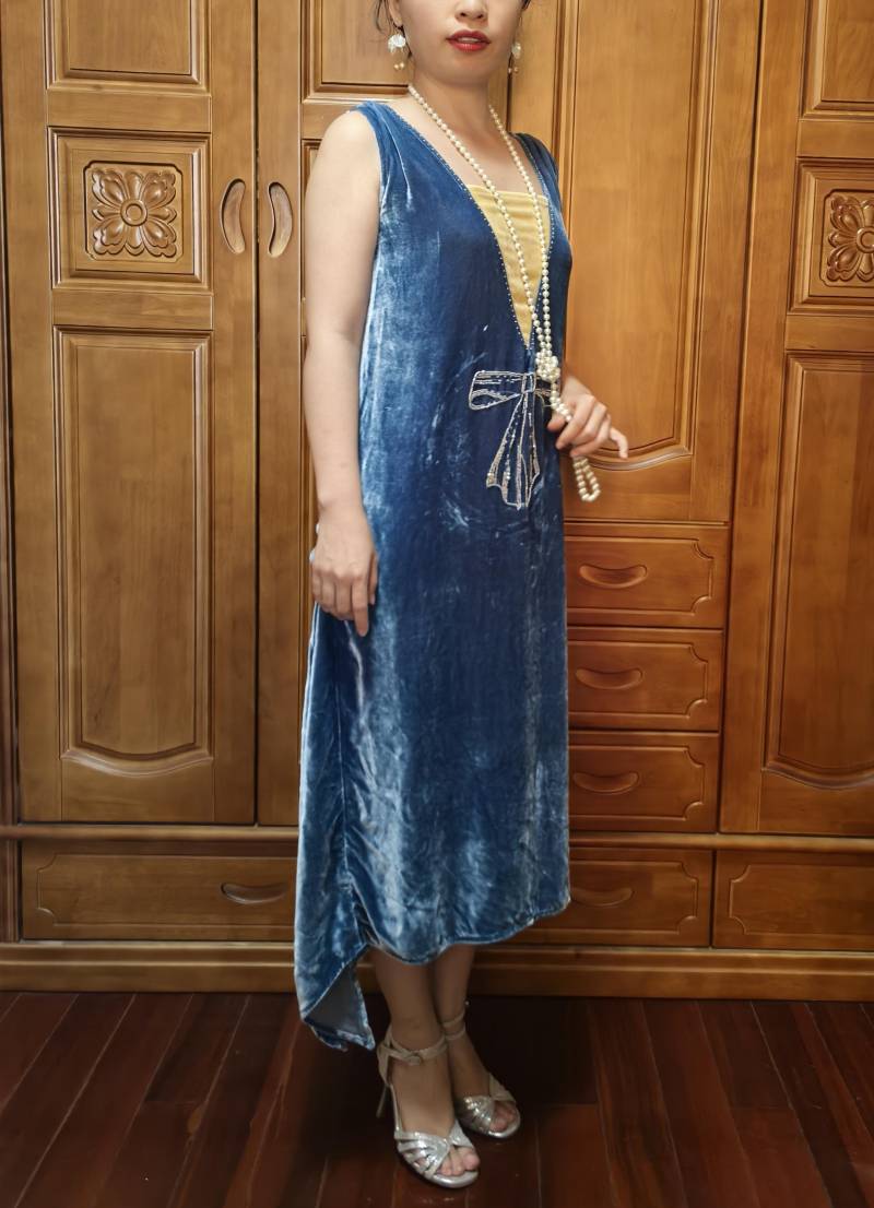 20Er-Jahre-stil Kleid Aus Seidensamt, Mit Handgefädelter Schleife von 1920sVintageTime