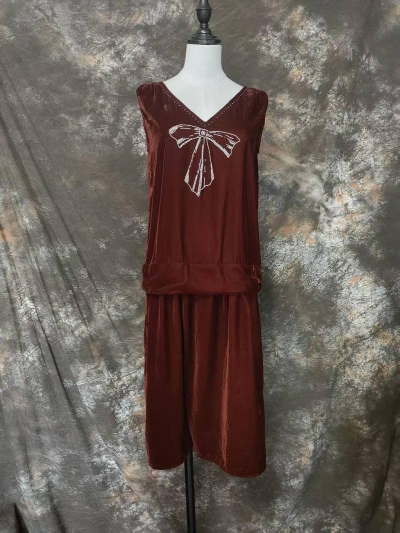 Zwanziger Jahre Stil Flapper Seidensamt Kleid, Downton Abtei Handperlenstickerei von 1920sVintageTime