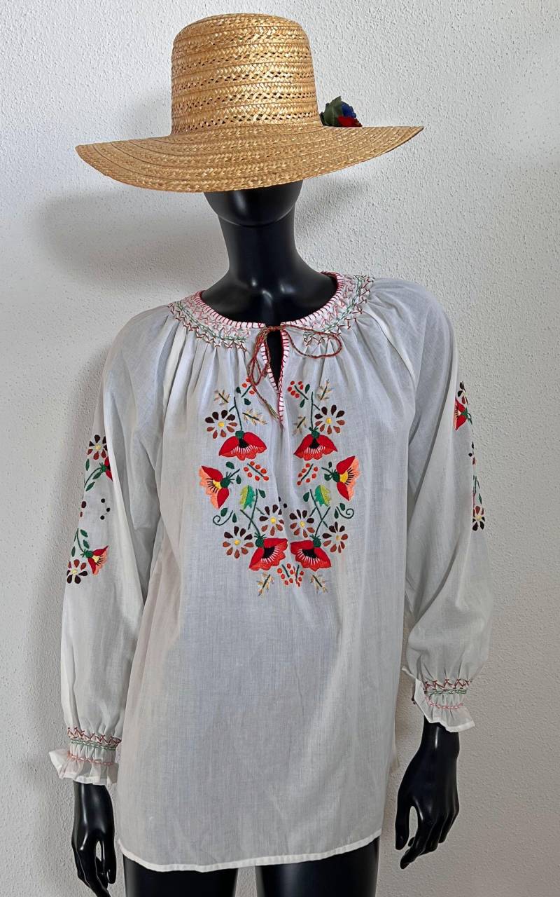 Vintage Embroidered Hungary Folklore Blouse Vintage Embroidered Hungary Folklore Blouse von 1968VintageBerlin