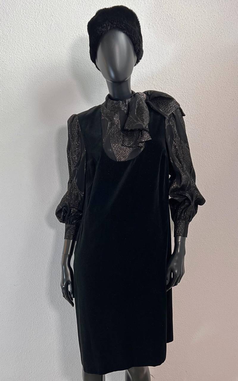 Vintage Pierre Cardin Boutique Velvet Dress von 1968VintageBerlin